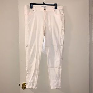 Rarely worn white stretchy skinny jeans/jeggings with double outer-seam